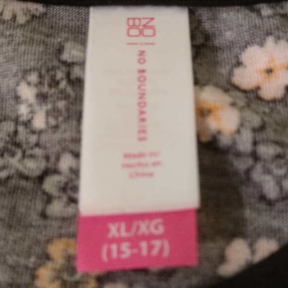 🌺Super cute floral twist front top - Picture 3 of 4